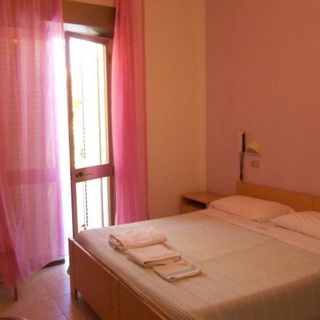 Hotel Silvia Viserbella di Rimini Bagian luar foto