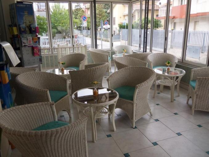 Hotel Silvia Viserbella di Rimini Bagian luar foto